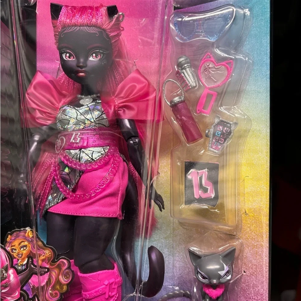 Monster High Catty Noir in Pink and Black
